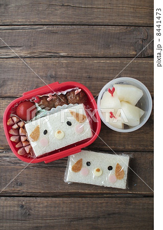 子供のお弁当 キャラ弁 サンドイッチの写真素材