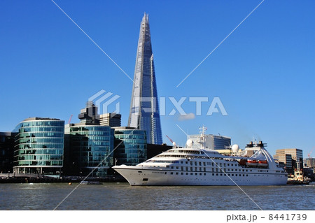 テムズ川とシャード 8441739