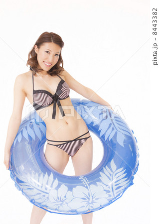 浮輪を持つ水着の女性 8443382