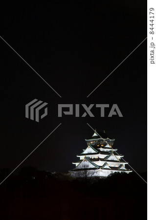 夜の大阪城 8444179