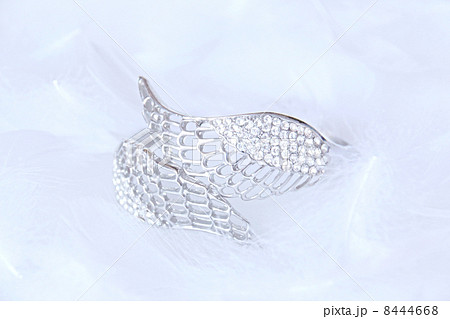 翼　羽　羽根　アクセサリー　ブレスレット　指輪　リング　ウイング　鳥　天使　天使の羽　シルバー　銀製品　ファッション　ジュエリー　透かし模様　ダイヤ　ダイヤモンド　ロマンティック　愛　LOVE　白色　 8444668