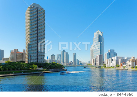 隅田川沿いの高層ビル群と青い空 隅田川沿いの高層ビル群と青い空 8444960