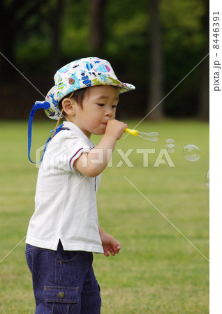シャボン玉で遊ぶ男の子 シャボン玉で遊ぶ男の子 8446391