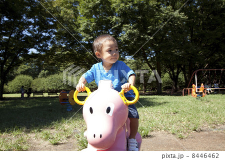 公園で遊ぶ幼児 8446462