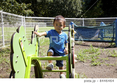 公園で遊ぶ幼児 8446464