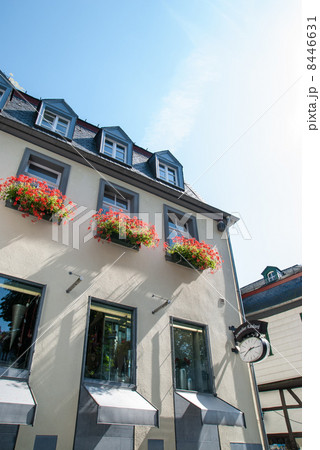 ドイツ 田舎町の建物 花が飾られた窓の写真素材