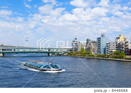 隅田川を航行中の遊覧船・ホタルナと青い空 8446688