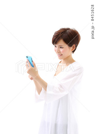 スマートフォンを使う女性 スマートフォンを使う女性 8451628
