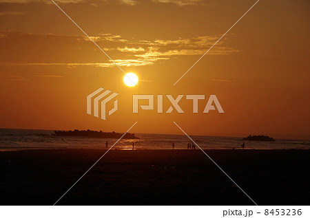 中田島砂丘の夕日（静岡県） 8453236