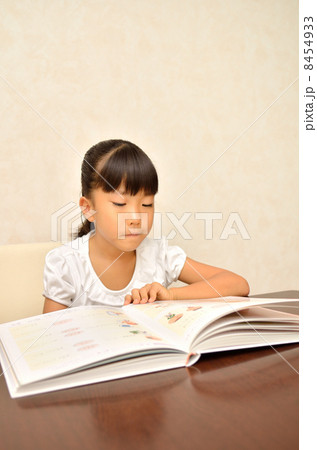 真剣に本を読む女の子 8454933