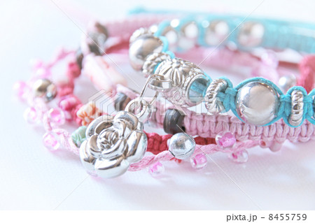 ミサンガ　アクセサリー　レディース　桃色　赤色　銀色　ビーズ　銀色　紐　手芸　組紐　プロミスリング　祈願　願い　かわいい　希望　祈り　友情　愛　証　絆　ブレスレット　　 8455759
