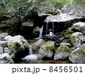 渓流釣りをする女性 8456501
