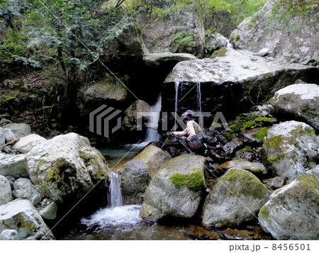 渓流釣りをする女性 8456501