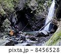 渓流釣りをする女性 8456528