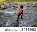 鮎釣りをする女性 8456992