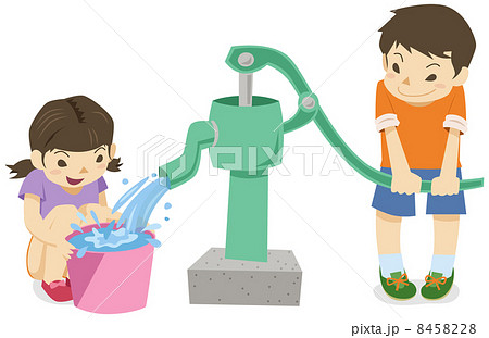 手押しポンプで井戸水を使う男の子と女の子 8458228