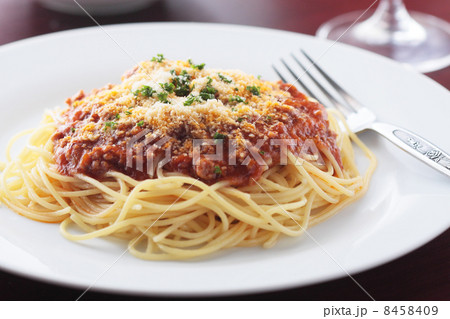 食卓のミートソーススパゲッティ 8458409