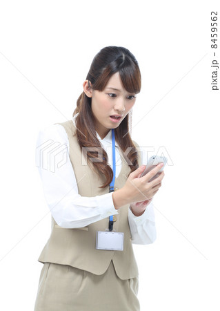 スマートフォンを見る若いＯＬ 8459562