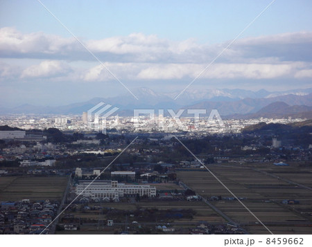 上山市から山形市街地の展望風景 8459662