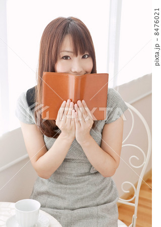 読書をする若い女性 8476021