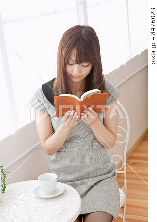 読書をする若い女性 8476023