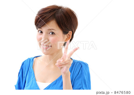 ピースする女性 8476580