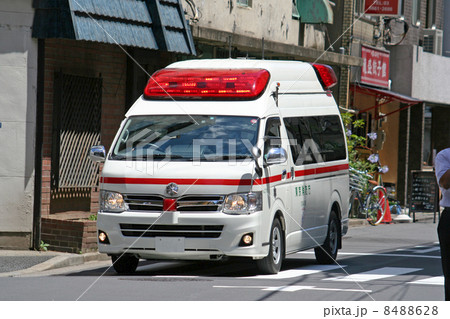町中を走る救急車 町中を走る救急車 8488628