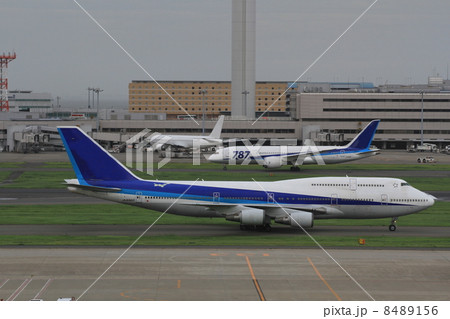 離陸するジャンボ機と７８７ 8489156