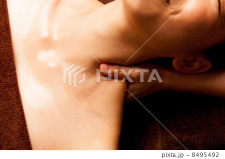 頸部リンパ節を指圧 8495492