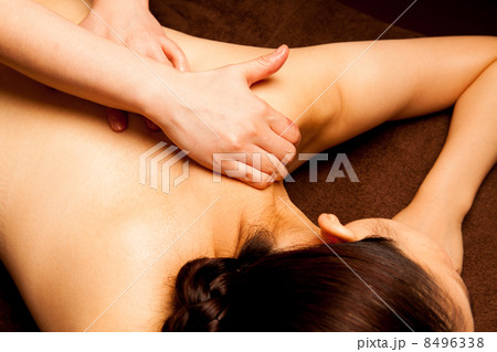 ミドル女性のエステ(プロのエステティシャンによる施術) ミドル女性のエステ(プロのエステティシャンによる施術) 8496338