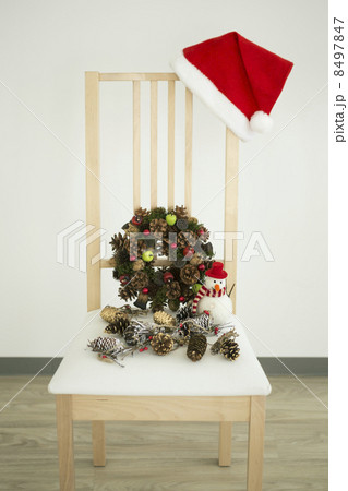 クリスマスグッズと椅子 8497847