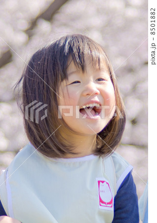 園児 女の子 歩く 園児 女の子 歩く 8501882