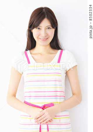 エプロンを付けた女性 8502334