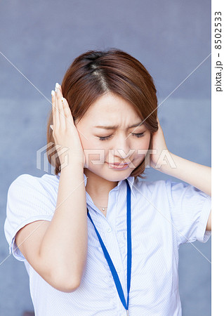 おびえる若いビジネスウーマン 8502533