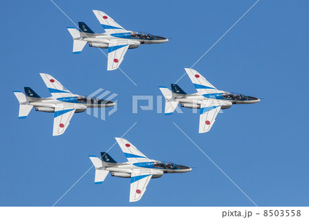 航空自衛隊ブルーインパルスの編隊飛行（松島基地・宮城県） 8503558