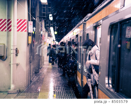 雪のプラットフォーム 8503579