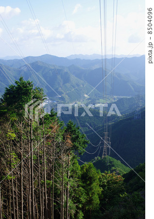 山を越える送電線 山を越える送電線 8504096