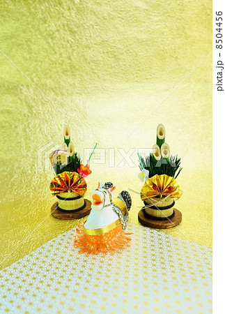 年賀2014・手作り和紙仕上げ飾り馬と招福門松2つ・金和紙と麻の葉柄和紙バック縦位置・ハガキ対応比 8504456