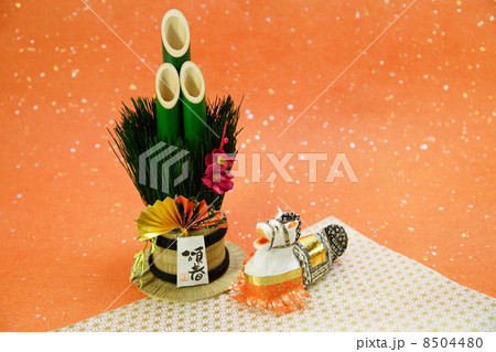 年賀2014・手作り和紙仕上げ飾り馬と頌春(大)門松1つ・金箔赤と麻の葉柄和紙バック横位置・ハガキ対応比 年賀2014・手作り和紙仕上げ飾り馬と頌春(大)門松1つ・金箔赤と麻の葉柄和紙バック横位置・ハガキ対応比 8504480