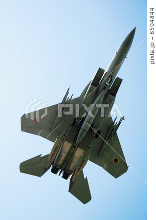 着陸態勢の戦闘機 8504844