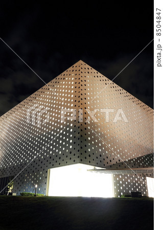 金沢海みらい図書館（夜景） 8504847