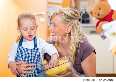 Mother and daughter baking together Mother and daughter baking together 8505200