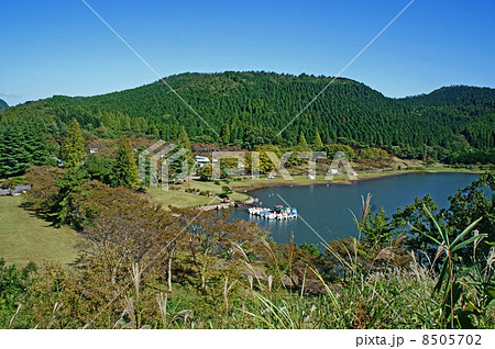 秋の志高湖 8505702