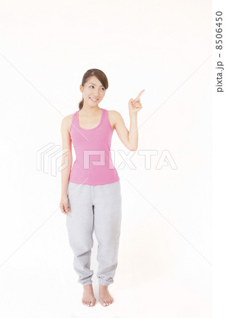 案内するトレーニングウェアの若い女性 案内するトレーニングウェアの若い女性 8506450