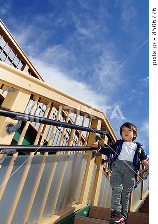 歩道橋と子供 8506776