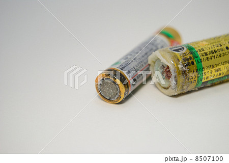 液漏れした乾電池 8507100