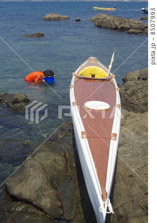 のぞきメガネを持つ子供と手作りシーカヤック 8507993