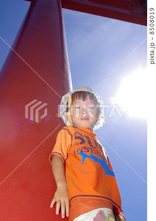 鳥居の柱と子供 8508019