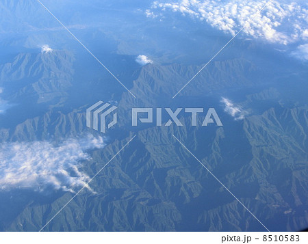 朝日を浴びる山と雲 8510583