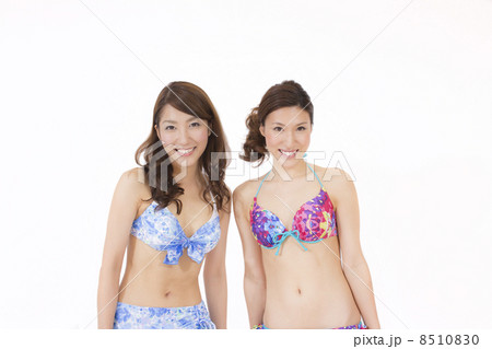 2人のビキニの若い女性 8510830